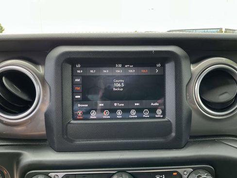 Used 2018 Jeep Wrangler Unlimited Sahara image 19