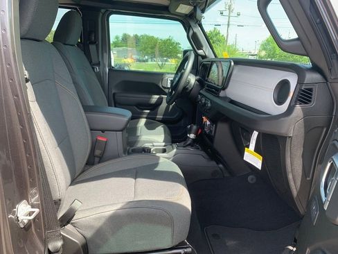 New 2025 Jeep Gladiator Sport image 29