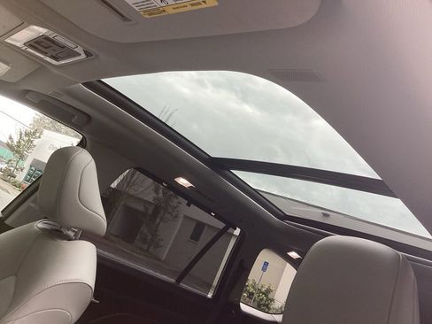 Used 2025 Toyota Grand Highlander XLE image 3