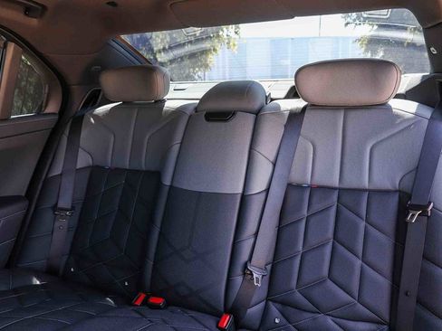 Used 2023 BMW 740i RWD image 19