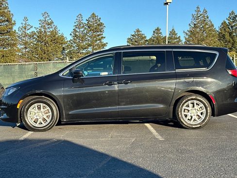 Used 2021 Chrysler Voyager Lxi image 2