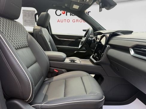 Used 2024 GMC Acadia Denali FWD image 31