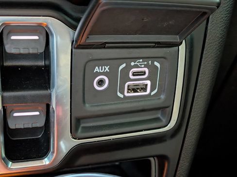 Used 2021 Jeep Wrangler Unlimited Sahara AWD/4WD image 33