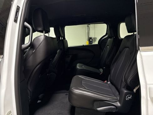 New 2026 Chrysler Pacifica Select image 21