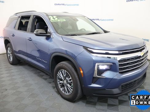 Used 2025 Chevrolet Traverse LT image 3
