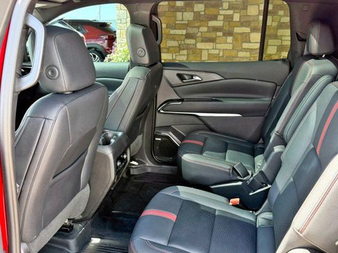 Used 2024 Chevrolet Traverse RS FWD image 18