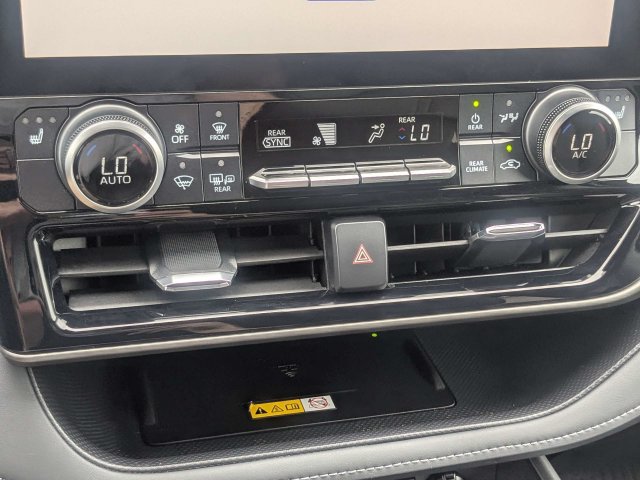 Used 2024 Toyota Highlander XLE FWD image 23