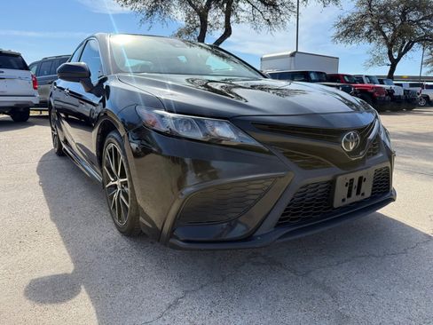 Used 2021 Toyota Camry SE image 1