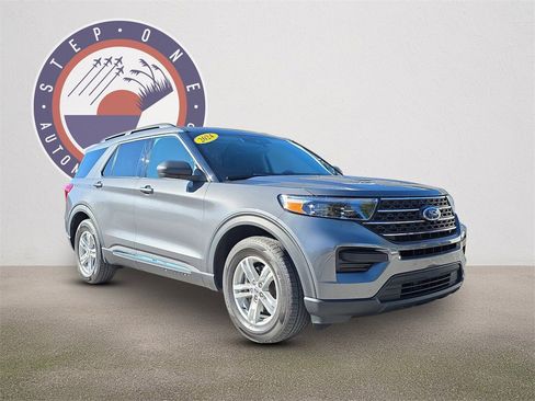 Used 2024 Ford Explorer XLT image 2