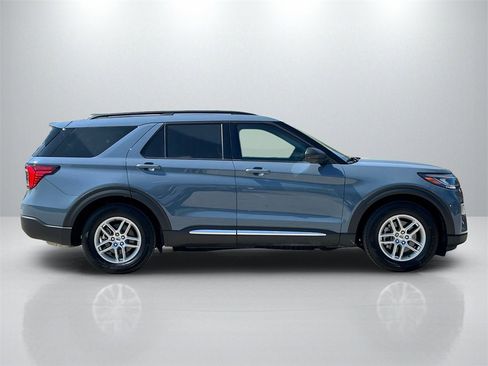Used 2025 Ford Explorer Active w/ Active Comfort Package image 4