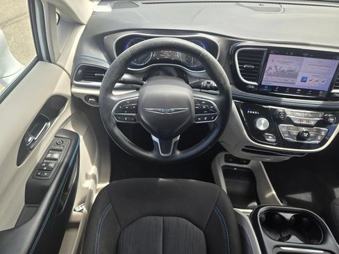 Used 2021 Chrysler Pacifica Touring FWD image 9