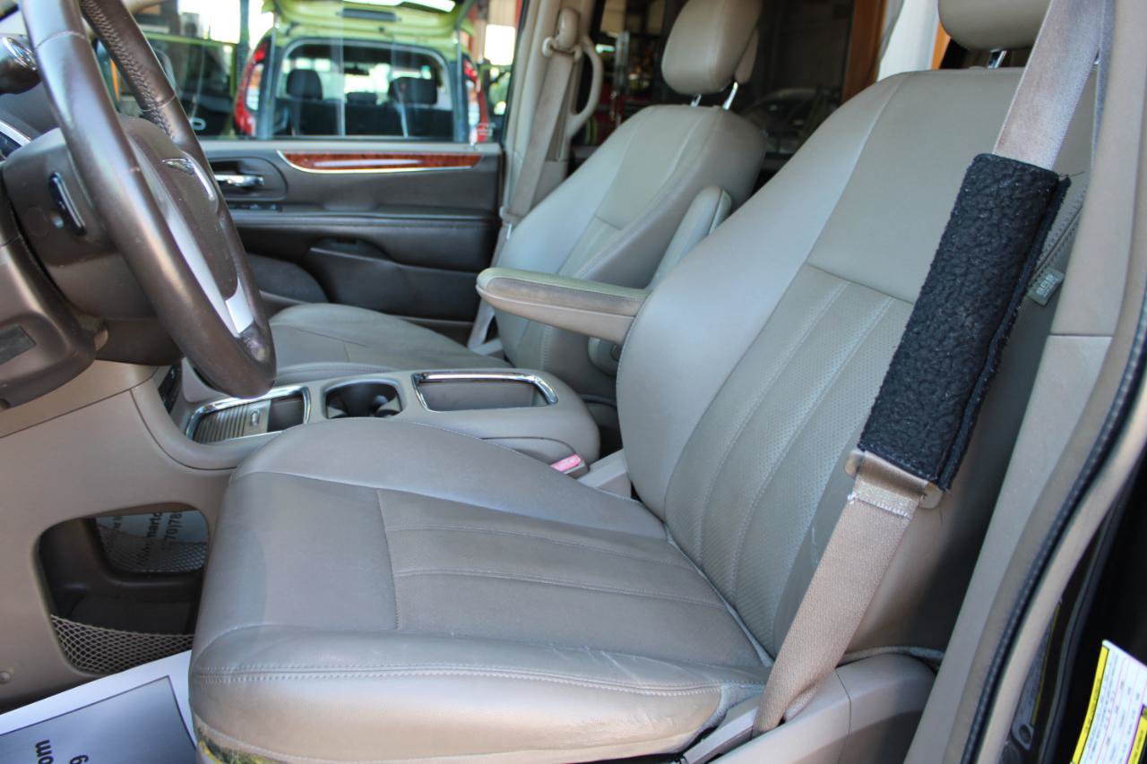 Used 2015 Chrysler Town & Country Touring-L w/ Driver Convenience Group FWD image 16