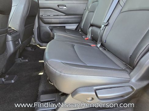 Used 2024 Nissan Pathfinder SL FWD image 11