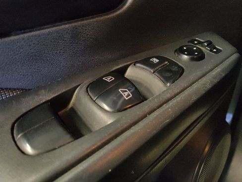 Used 2020 Nissan Kicks S image 27