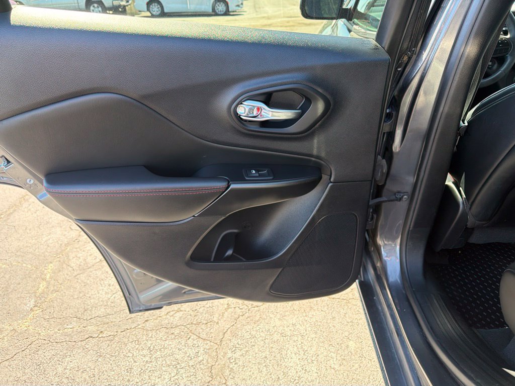 Used 2022 Jeep Cherokee Trailhawk AWD/4WD image 31