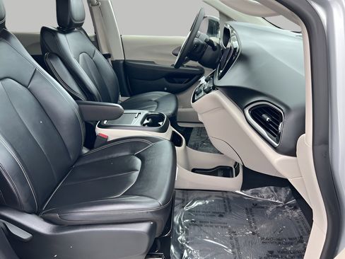 Used 2024 Chrysler Pacifica Touring-L image 65