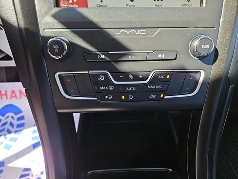 Used 2019 Ford Fusion SE w/ Equipment Group 151A FWD image 18