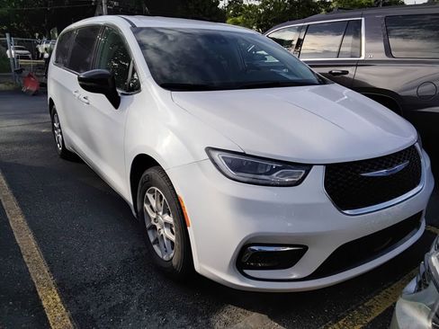 Used 2024 Chrysler Pacifica Touring-L FWD image 13
