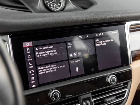 Certified 2024 Porsche Macan AWD/4WD image 31