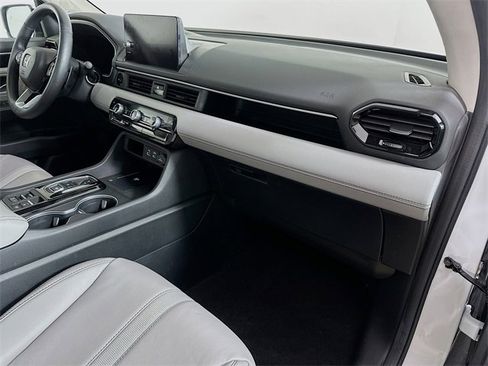 Certified 2025 Honda Pilot Touring image 35