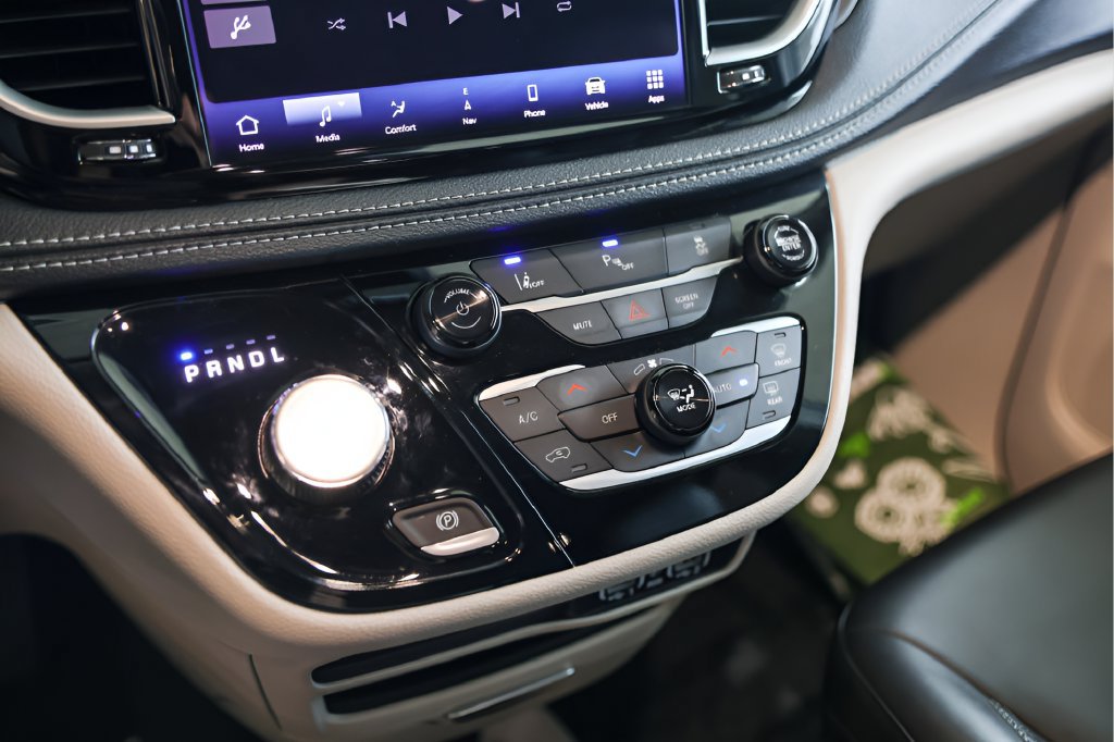 Used 2024 Chrysler Pacifica Limited FWD image 20