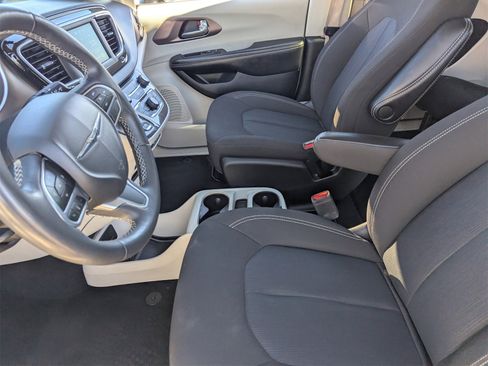 Used 2022 Chrysler Voyager LX image 26