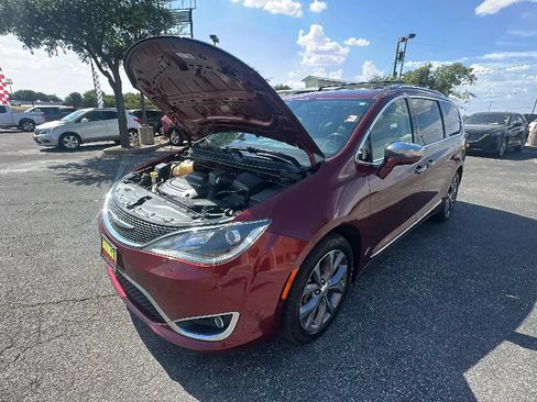 Used 2018 Chrysler Pacifica Limited w/ Tire & Wheel Group FWD image 10