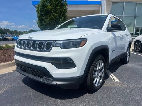 Used 2023 Jeep Compass Latitude w/ Sun and Sound Group AWD/4WD image 2