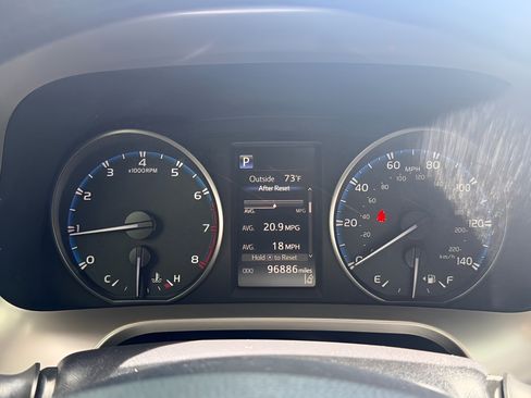 Used 2018 Toyota RAV4 LE FWD image 27