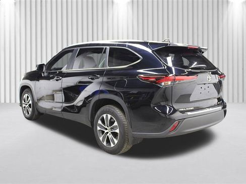 Used 2024 Toyota Highlander XLE AWD/4WD image 5