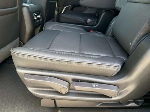 Used 2026 GMC Yukon Denali w/ Advanced Technology Package AWD/4WD image 32