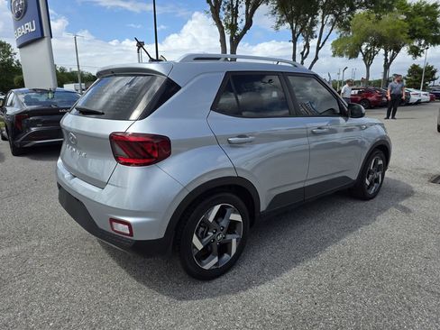 Used 2023 Hyundai Venue SEL FWD image 3