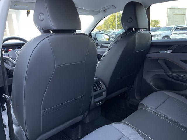 New 2025 Volkswagen Tiguan SE FWD image 24