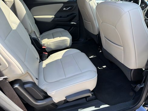 Used 2023 Chevrolet Traverse Premier FWD image 16