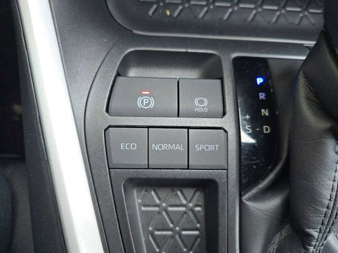 Certified 2025 Toyota RAV4 LE FWD image 33