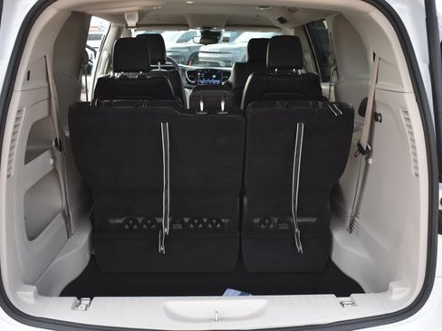 Used 2024 Chrysler Pacifica Touring-L FWD image 18