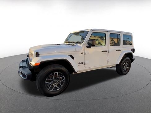 Used 2025 Jeep Wrangler Sahara image 8