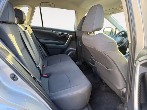 Used 2019 Toyota RAV4 LE image 18