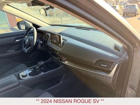 Used 2024 Nissan Rogue SV AWD/4WD image 8