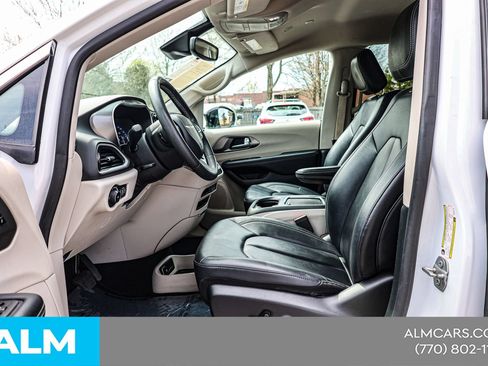 Used 2024 Chrysler Pacifica Touring-L FWD image 17