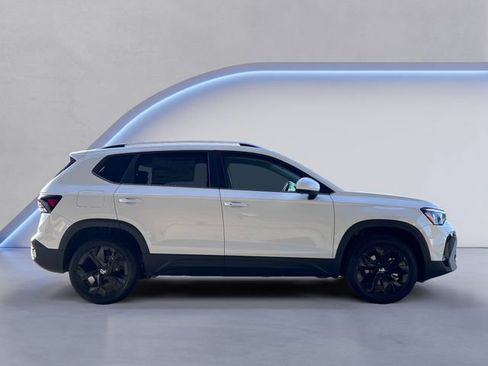New 2026 Volkswagen Taos SE FWD image 4