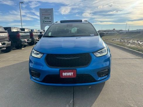 New 2026 Chrysler Pacifica Limited w/ S Appearance Package image 2