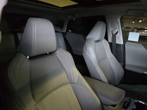 Used 2024 Toyota Venza Limited image 13