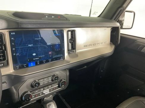 Used 2025 Ford Bronco Outer Banks AWD/4WD image 16