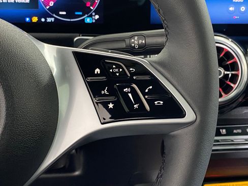 Used 2026 Mercedes-Benz GLB 250 4MATIC image 30