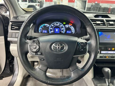 Used 2014 Toyota Camry XLE w/ Moonroof Package image 12