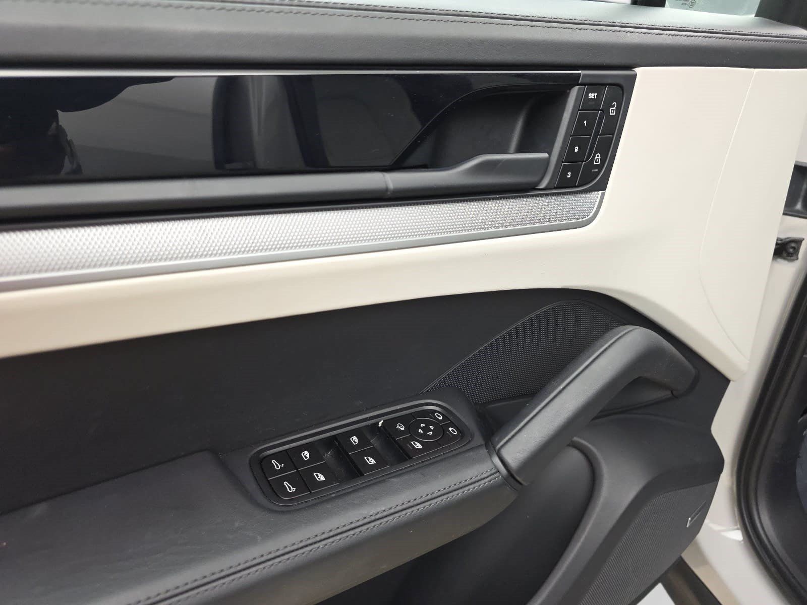 Used 2024 Porsche Cayenne AWD/4WD image 24