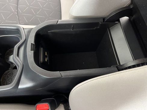Used 2021 Toyota RAV4 XLE w/ Convenience Package FWD image 27