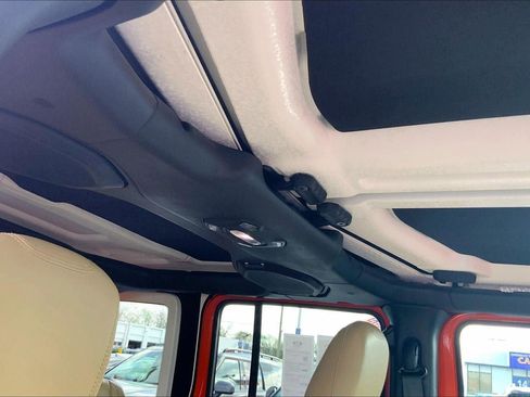 Used 2018 Jeep Wrangler Unlimited Sahara AWD/4WD image 27