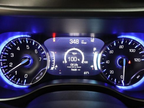 Used 2023 Chrysler Pacifica Touring-L FWD image 16